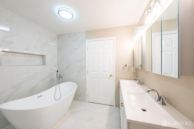 Photo 33 of 122 Prestwick Way, Edison NJ 08820, Edison, NJ