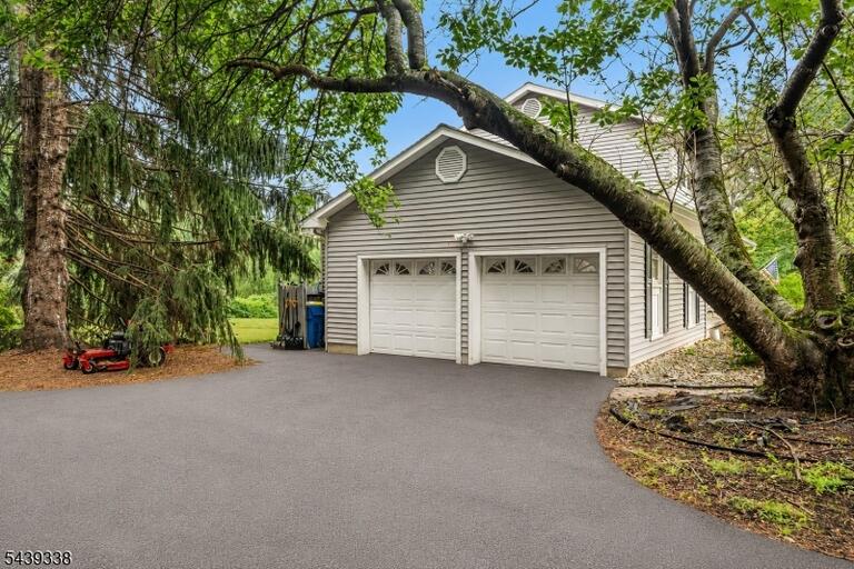 Property listing MLS 4035360 photo 2