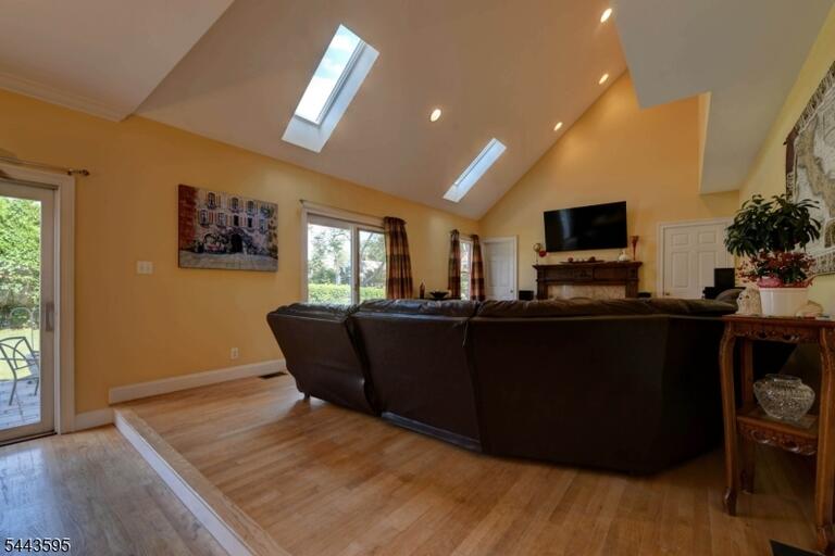 Property listing MLS 4038033 photo 9