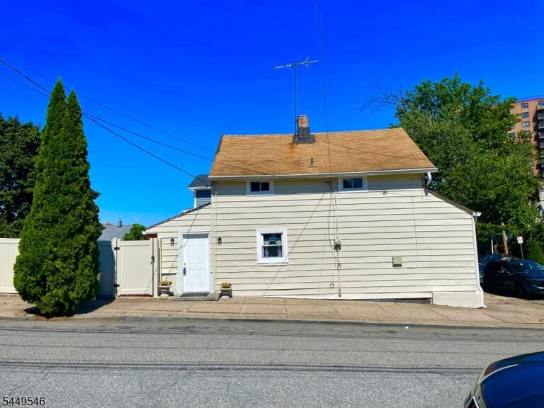 Property listing MLS 4043239 photo 3