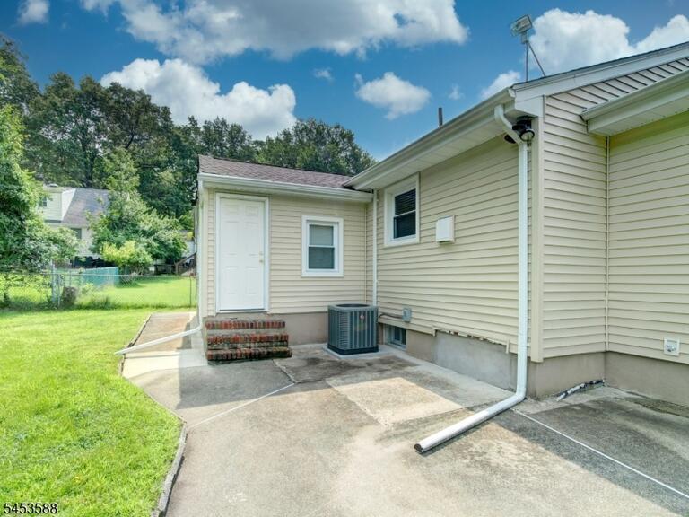 Property listing MLS 4046675 photo 3