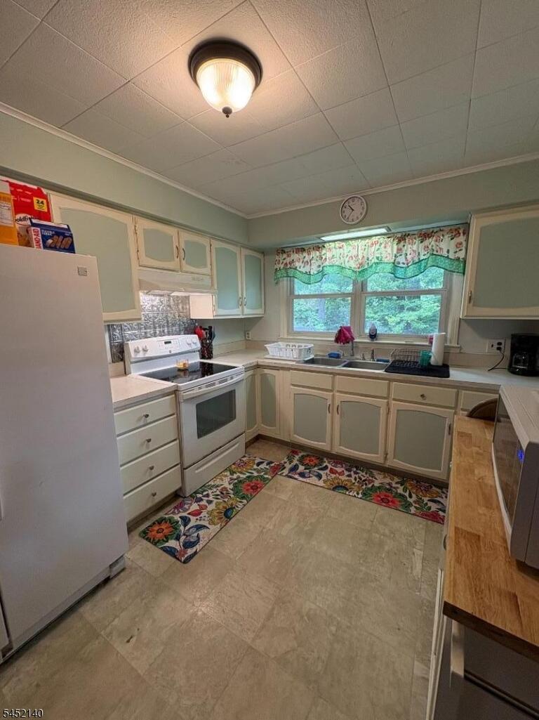 Property listing MLS 4046698 photo 2