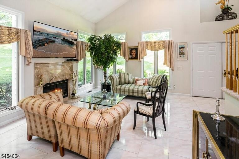 Property listing MLS 4047122 photo 9