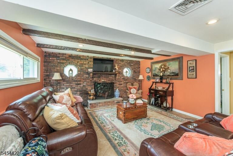 Property listing MLS 4047331 photo 2