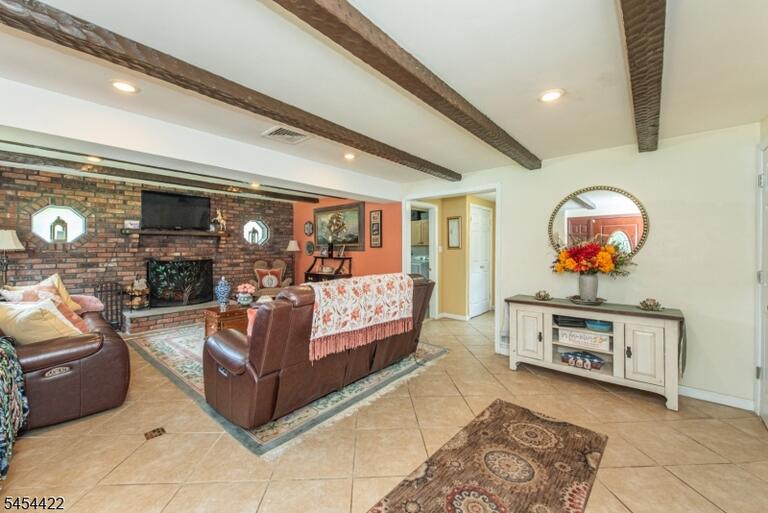 Property listing MLS 4047331 photo 4