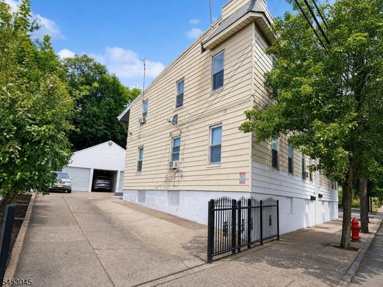 Property listing MLS 4047344 photo 2