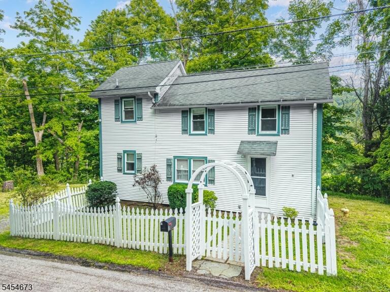 Property listing MLS 4047560 photo 1