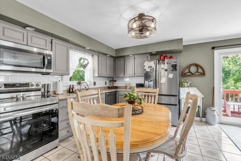 Property listing MLS 4048017 photo 7