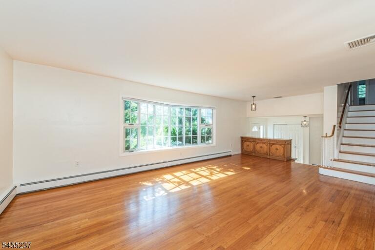 Property listing MLS 4048031 photo 5