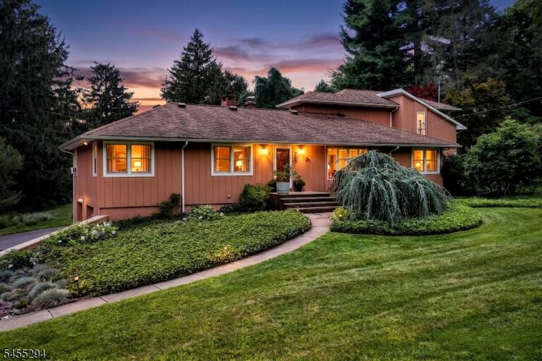 Property listing MLS 4048102 photo 1