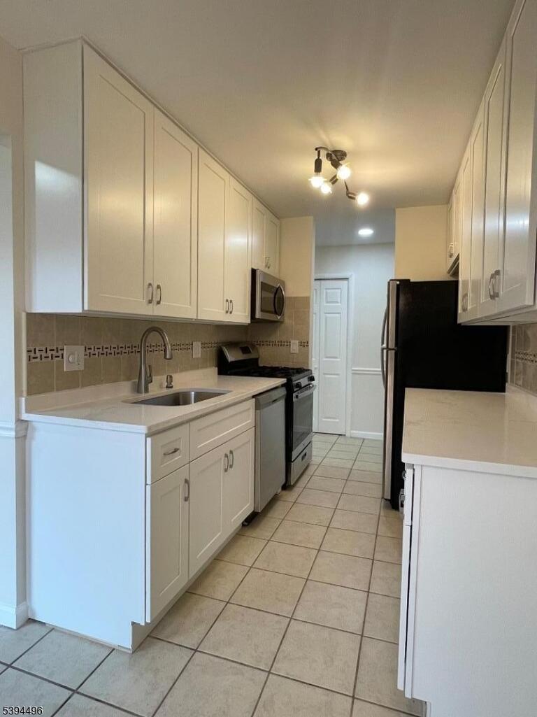 Property listing MLS 4048128 photo 2