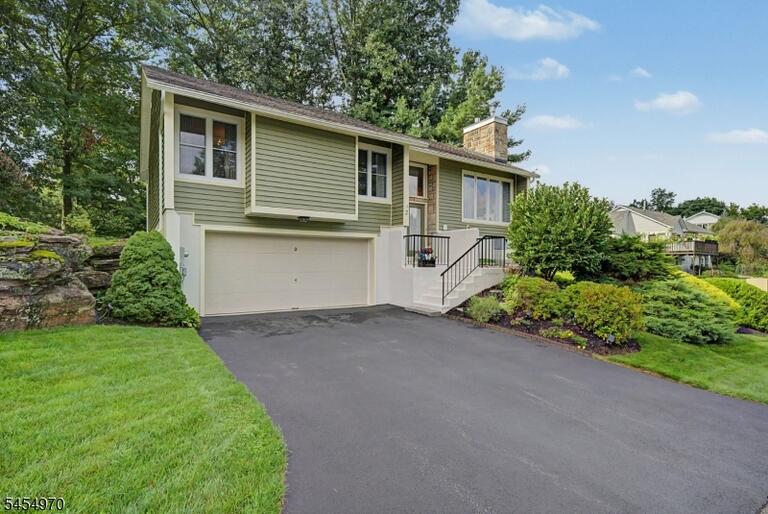 Property listing MLS 4048153 photo 2