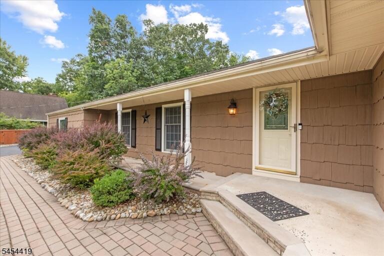 Property listing MLS 4048165 photo 2