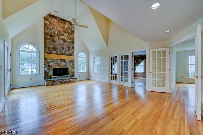 Property listing MLS 4048240 photo 12
