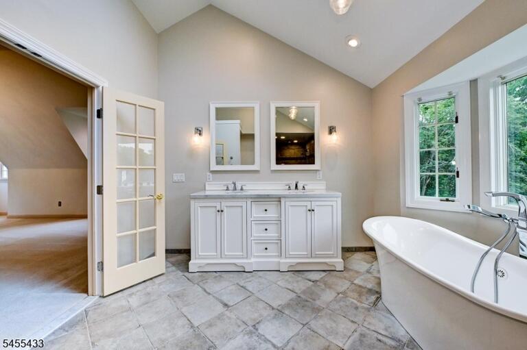 Property listing MLS 4048240 photo 32