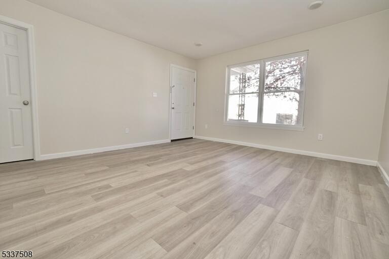 Property listing MLS 4048245 photo 4
