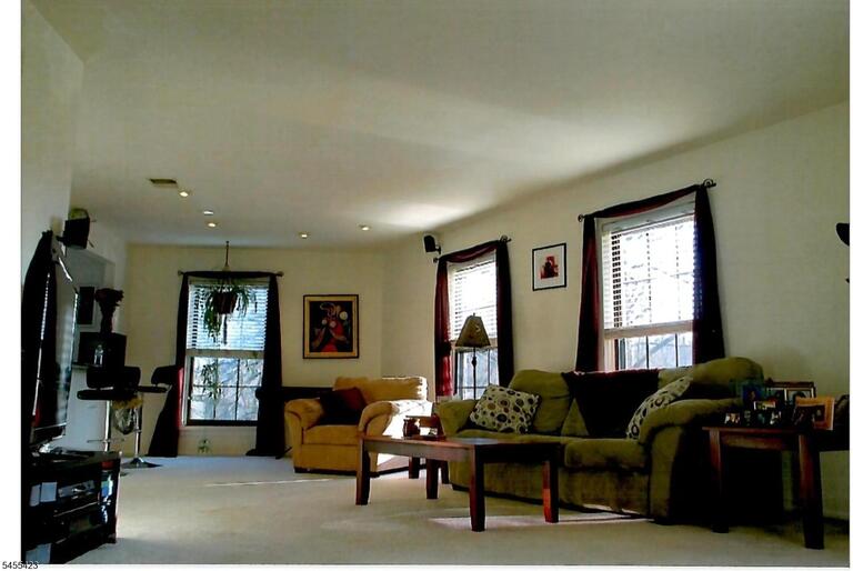 Property listing MLS 4048252 photo 2
