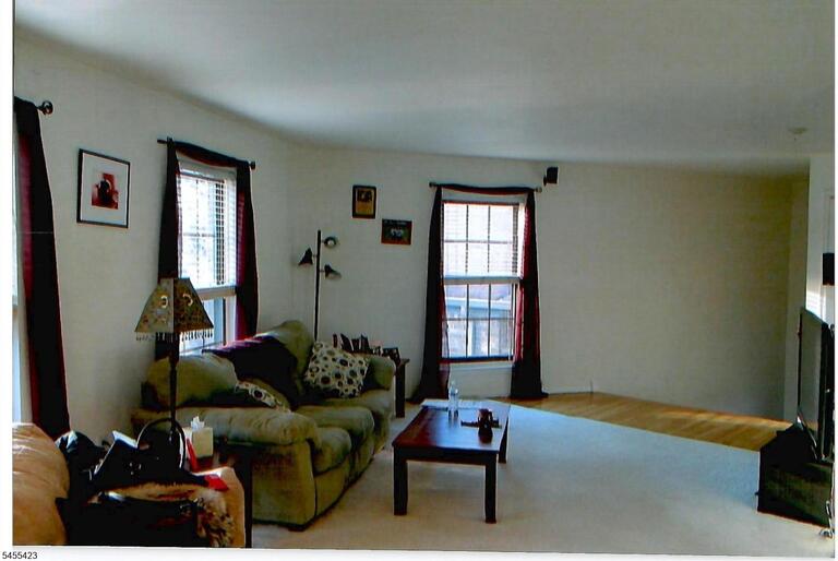 Property listing MLS 4048252 photo 3