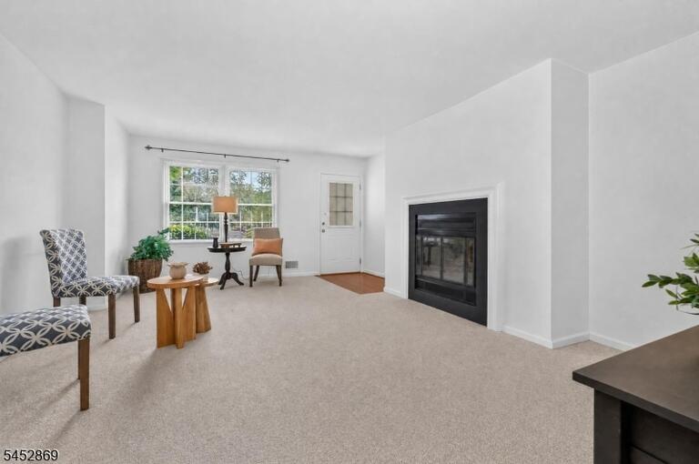 Property listing MLS 4048304 photo 4