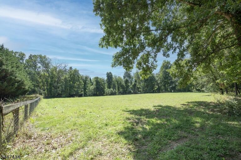 Property listing MLS 4048326 photo 4