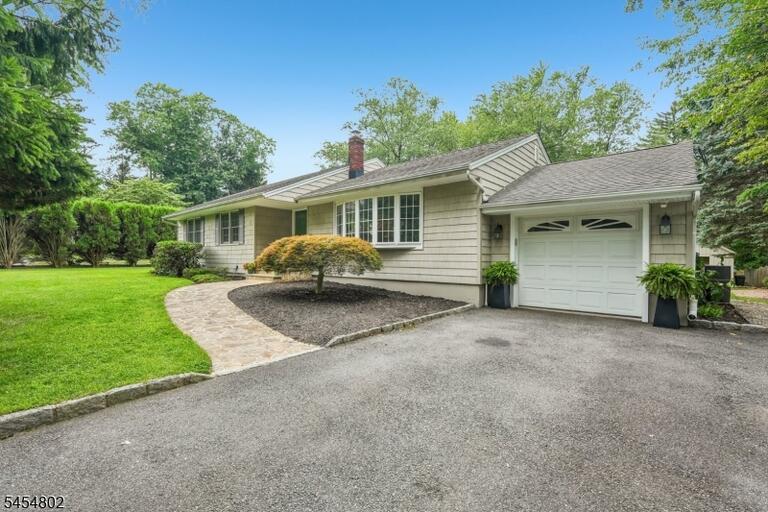 Property listing MLS 4048335 photo 3