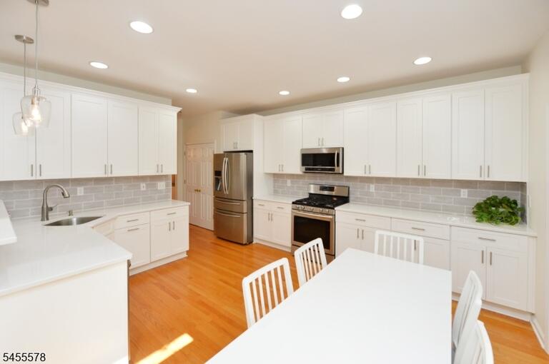 Property listing MLS 4048617 photo 8