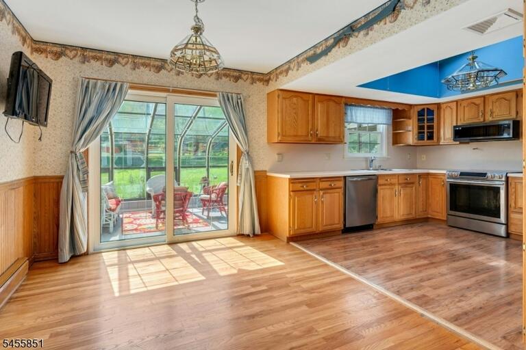Property listing MLS 4048721 photo 5