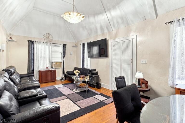 Property listing MLS 4048761 photo 4