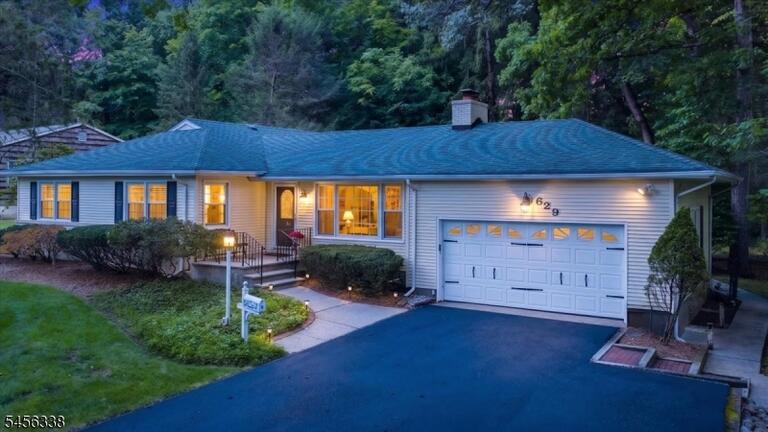 Property listing MLS 4048946 photo 3