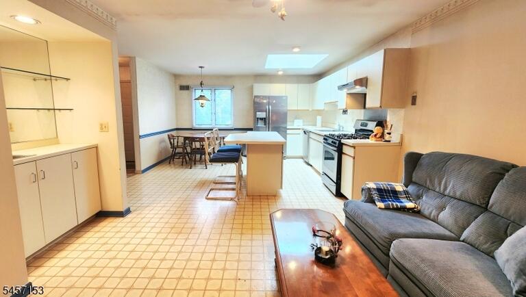 Property listing MLS 4050073 photo 3