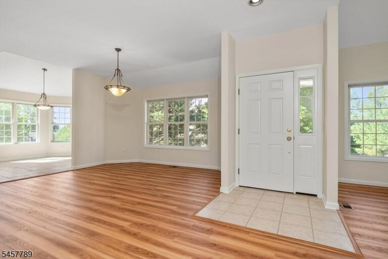Property listing MLS 4050180 photo 3