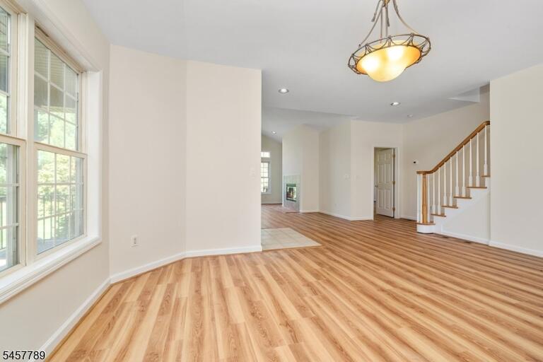 Property listing MLS 4050180 photo 4
