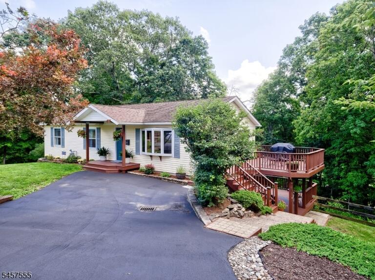 Property listing MLS 4050291 photo 2