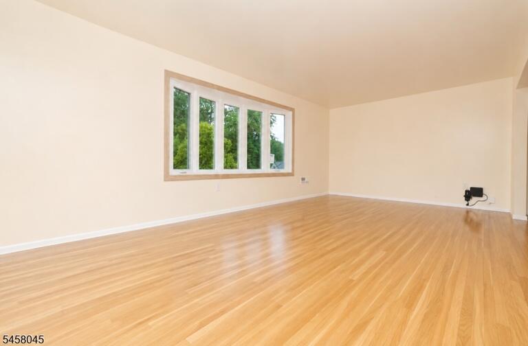 Property listing MLS 4050330 photo 2