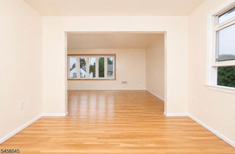 Property listing MLS 4050330 photo 3